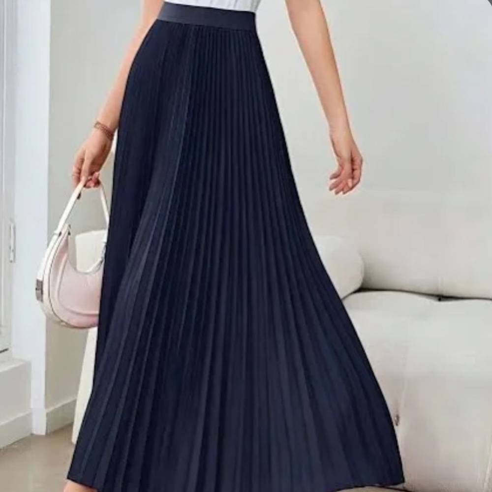 Forever21 Elegant Navy Blue Pleated Skirt • Size Small